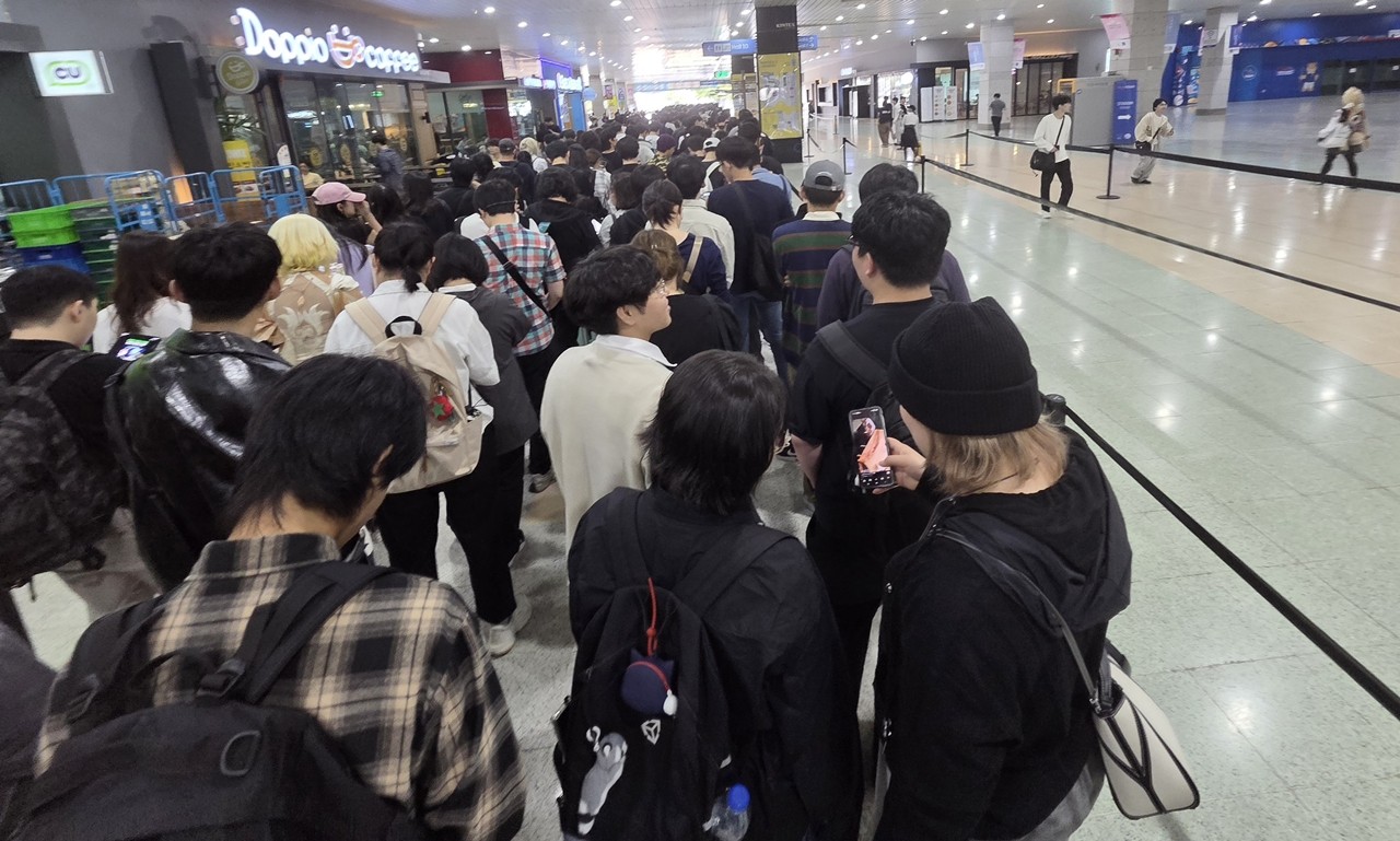 - 12시에 입장을 시작하면 꽤 긴 동선을 거쳐야 행사장에 들어갈 수 있다