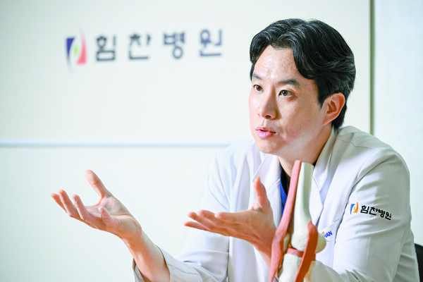 권태윤 강북힘찬병원 정형외과 원장이 로봇 부분치환술에 대해 설명하고 있다. 인성욱 객원기자