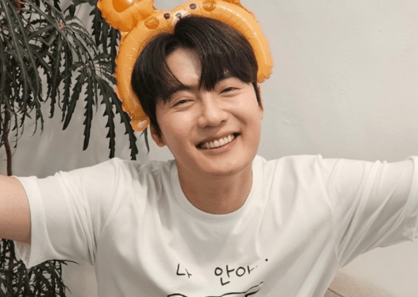 손빈아 첫 라이브 방송 후 '나 안아' 티셔츠로 깜찍 인증샷 화제