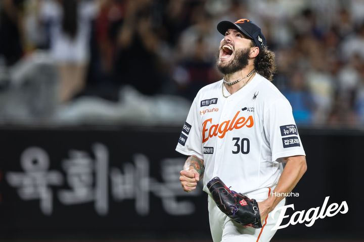 한화 폰세, KBO 최초 개막 15연승…최소 경기 200K 신기록 [뉴시스Pic]