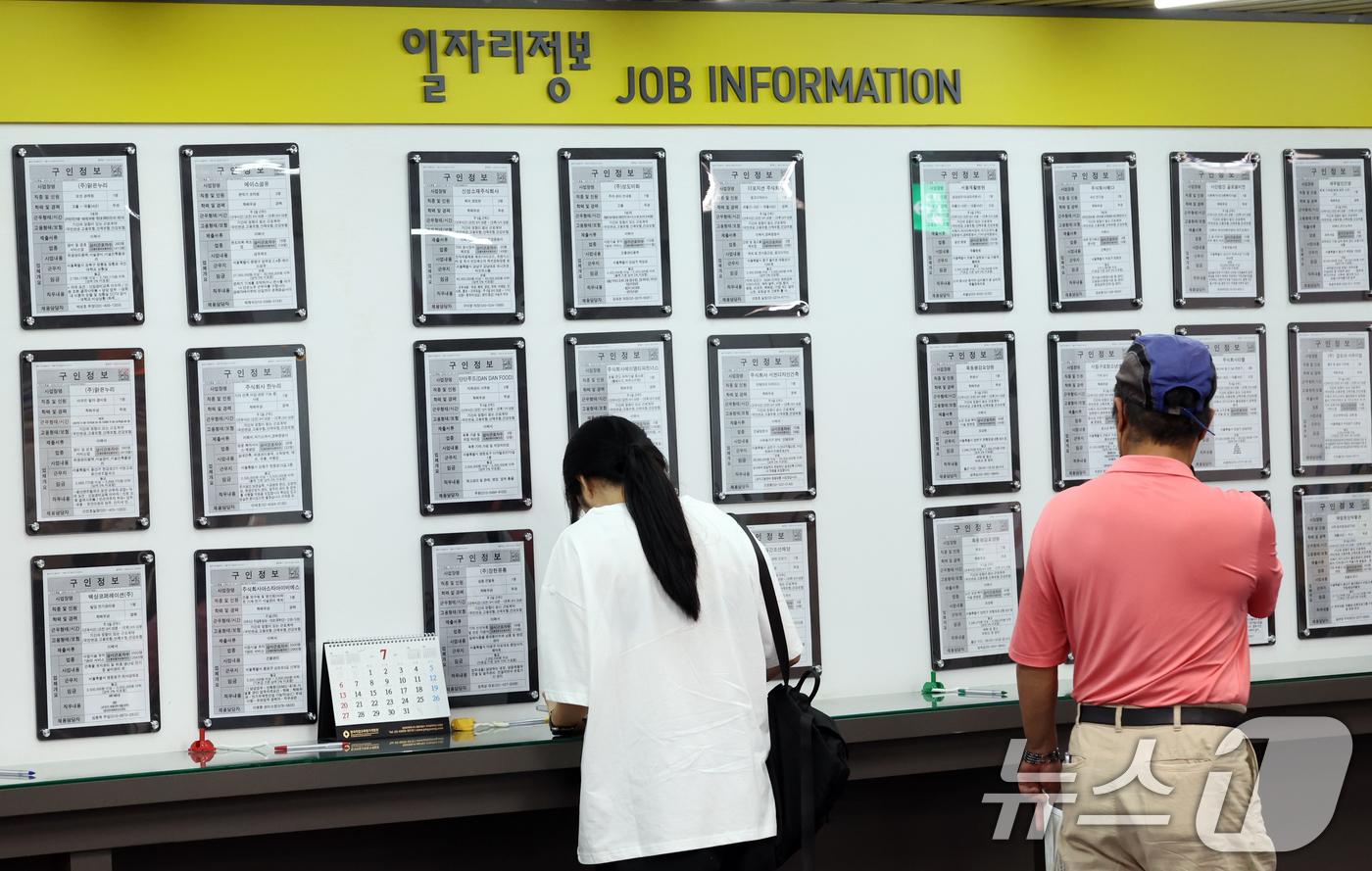 7월 취업자 17.1만명 증가…제조·건설업 고용한파 지속(종합)