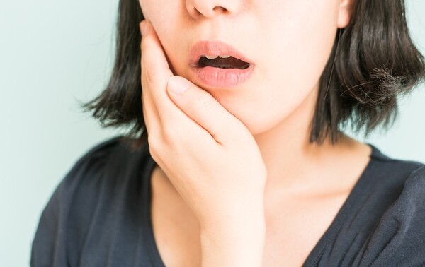 턱에서 딱딱 소리 나고 입 벌릴 때 통증? 턱에 힘 빼는 연습부터 하세요
