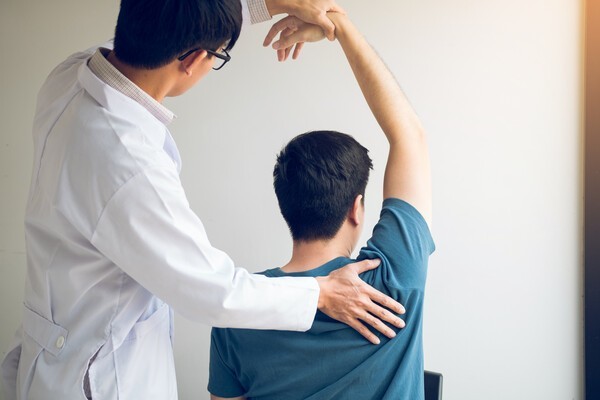 팔 쓰다 어깨 힘줄 ‘뚝’…회전근개파열 주의