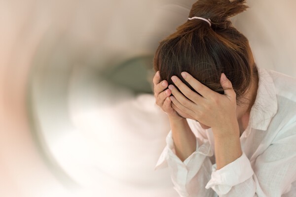 어지러우면서 균형감각이 떨어지고 안면 마비 등이 동반되면 뇌혈관질환의 신호일 수 있다.