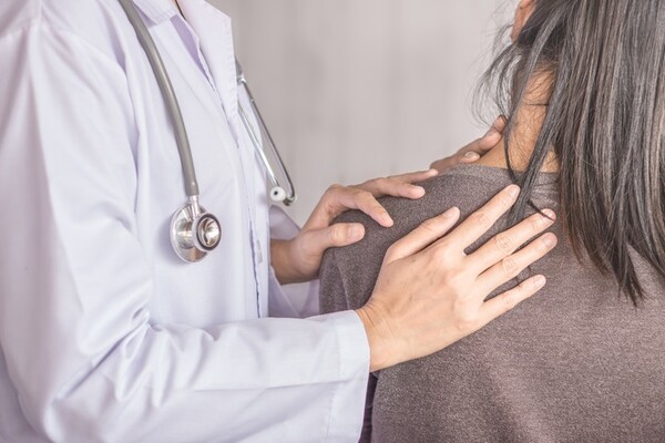 석회성 건염은 어깨 깊숙한 부위의 찌릿한 통증이  밤에 심해져 수면장애를 유발하는 경우가 많다.