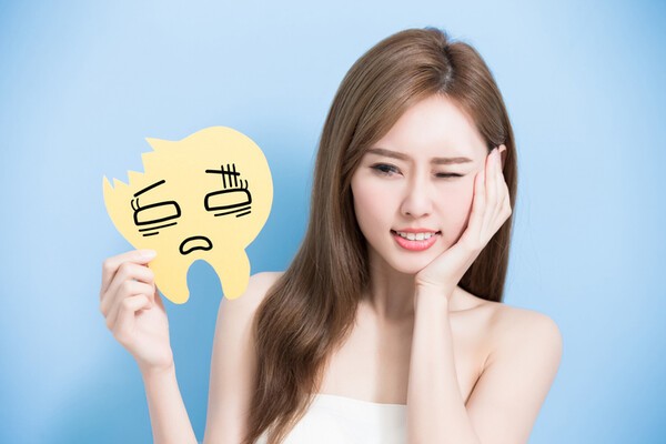 사랑니가 잇몸을 뚫고 났을 땐 염증이 잘 생기고 얼굴이 심하게 붓는 경향이 있다.