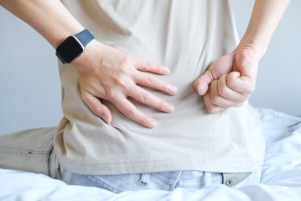 강직척추염은 면역체계 이상으로 척추 관절에 만성 염증이 생기는 것이다.