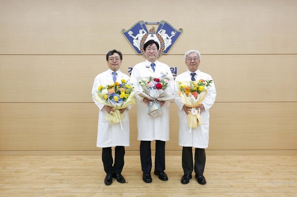 왼쪽부터 김형섭 경희대학교치과병원장, 오주형 경희대학교의료원장, 김종우 경희대학교병원장.