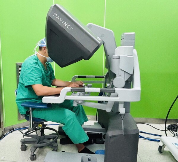 한림대성심병원 비뇨의학과 정재훈 교수가 전립샘암 경방광 단일공 다빈치SP 로봇 수술 콘솔에서 집도하는 모습.